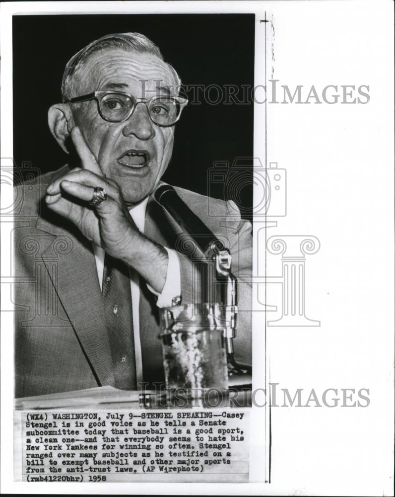 1958 Press Photo Casey Stengel talks with Senate subcommittee about Yankees. - Historic Images