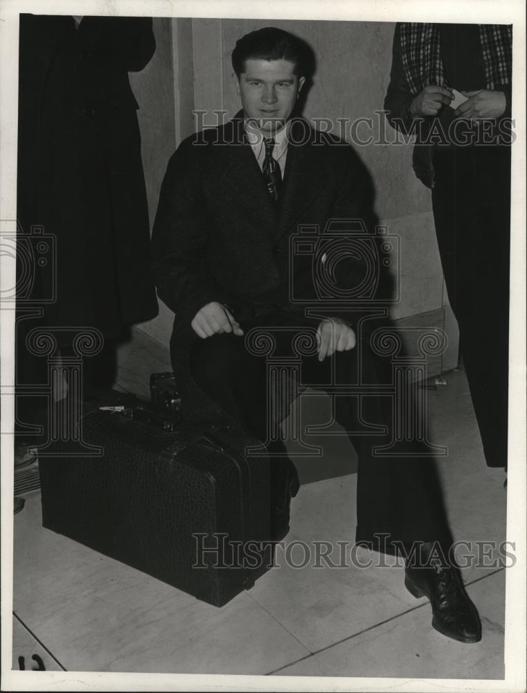 1938 Press Photo Charlie Stanclu, player for Indians with suitcase. - cvb77007 - Historic Images