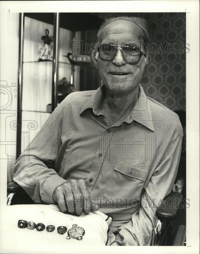 1982 Press Photo Red Ruffing, Baseball, and Some of His World Series Mementos - Historic Images