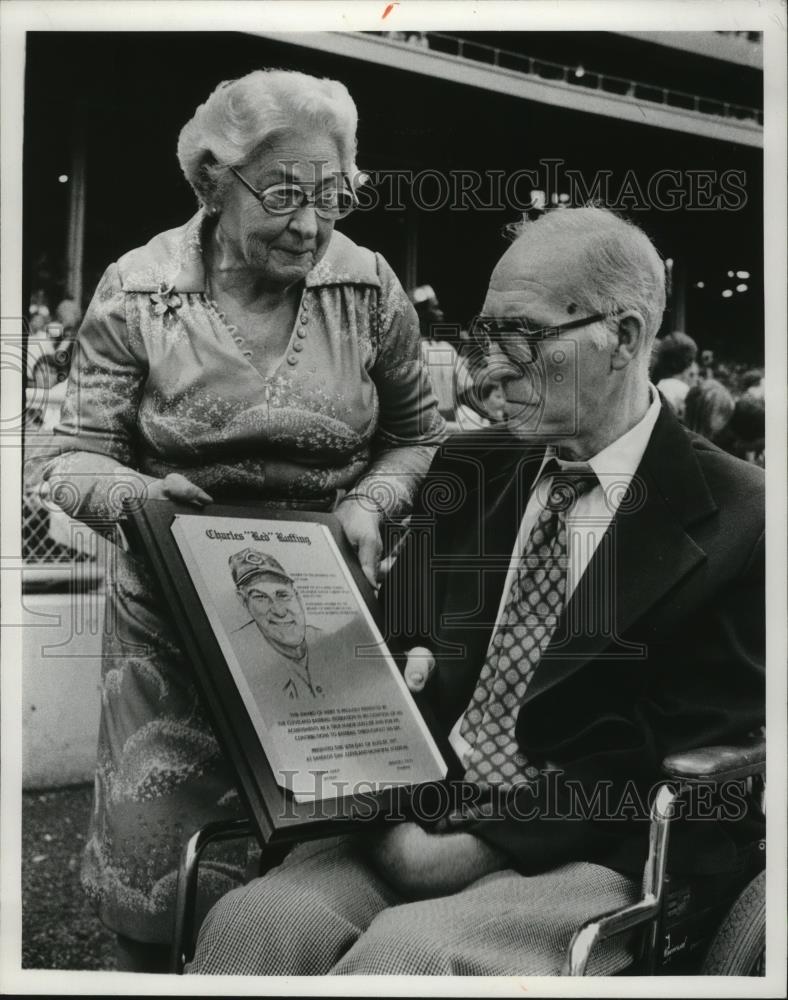1977 Press Photo Charles &quot;Red&quot; Ruffling &amp; wife admiring his Baseball HOF plaque - Historic Images