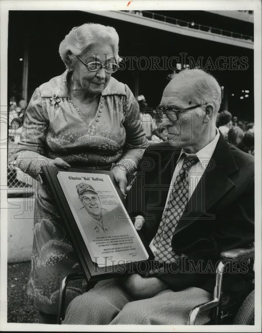 1977 Press Photo Charles "Red" Ruffling & wife admiring his Baseball HOF plaque - Historic Images