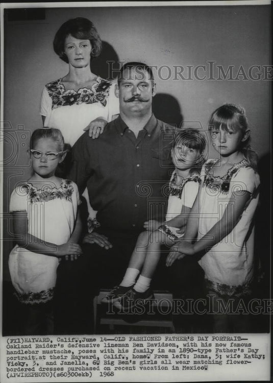 1968 Press Photo Football-Ben Davidson and Family, Raider's defensive lineman. - Historic Images