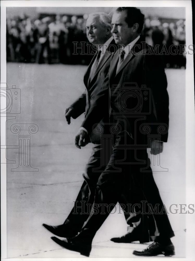 1969 Press Pres Nixon & Harold Wilson Walk On Their Way To Review an Honor Guard - Historic Images