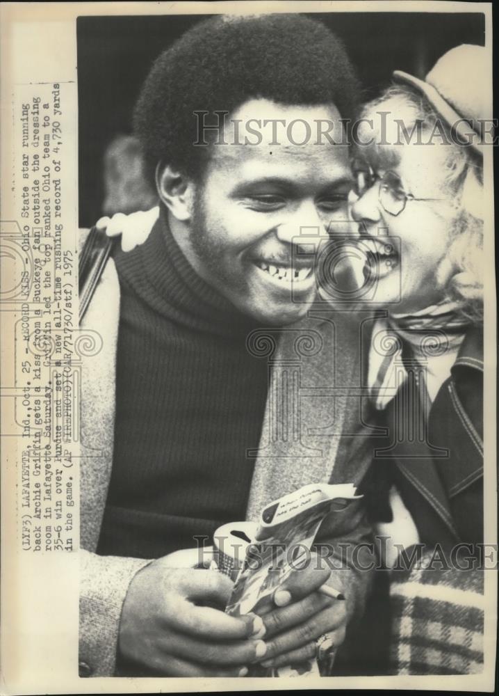 1975 Press Photo Ohio State star running back Archie Griffin gets kiss from fan - Historic Images