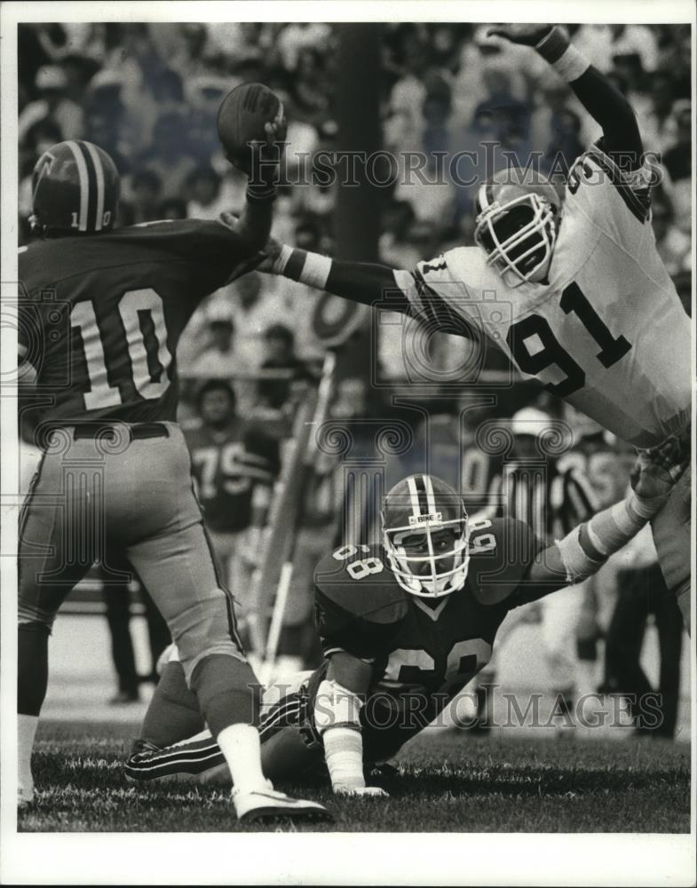 1981 Press Photo Browns Henry Bradley, goes after Atlanta QB Steve Bartkowski - Historic Images