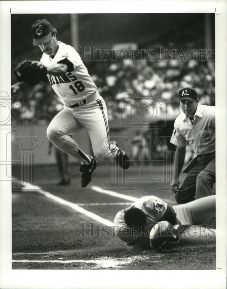 1987 Press Photo Ken Schrom leaps over a sliding Mark McLemore in the 1st inning - Historic Images