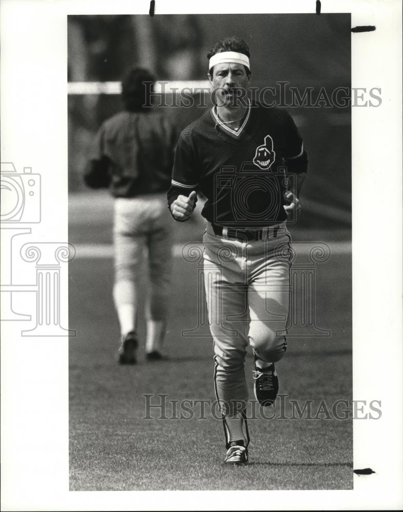1987 Press Photo Ken Schrom, Cleveland Indians pitcher, warming up - cvb77244 - Historic Images
