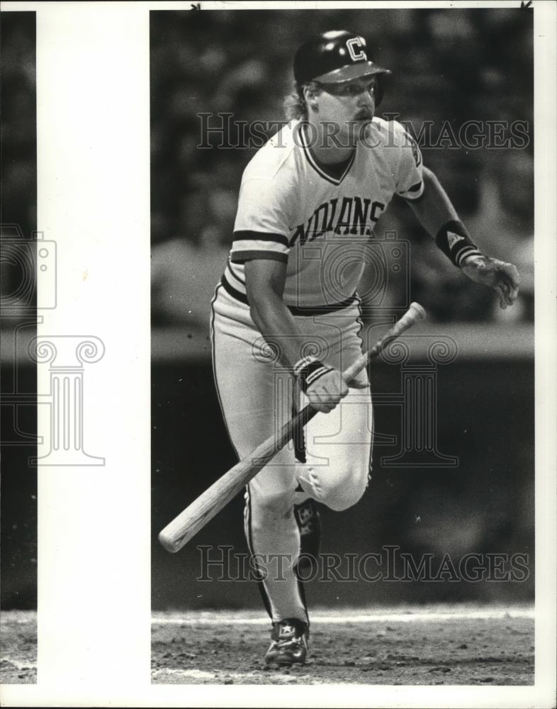 1985 Press Photo Pat Tabler of the Cleveland Indians hitting a grounder - Historic Images