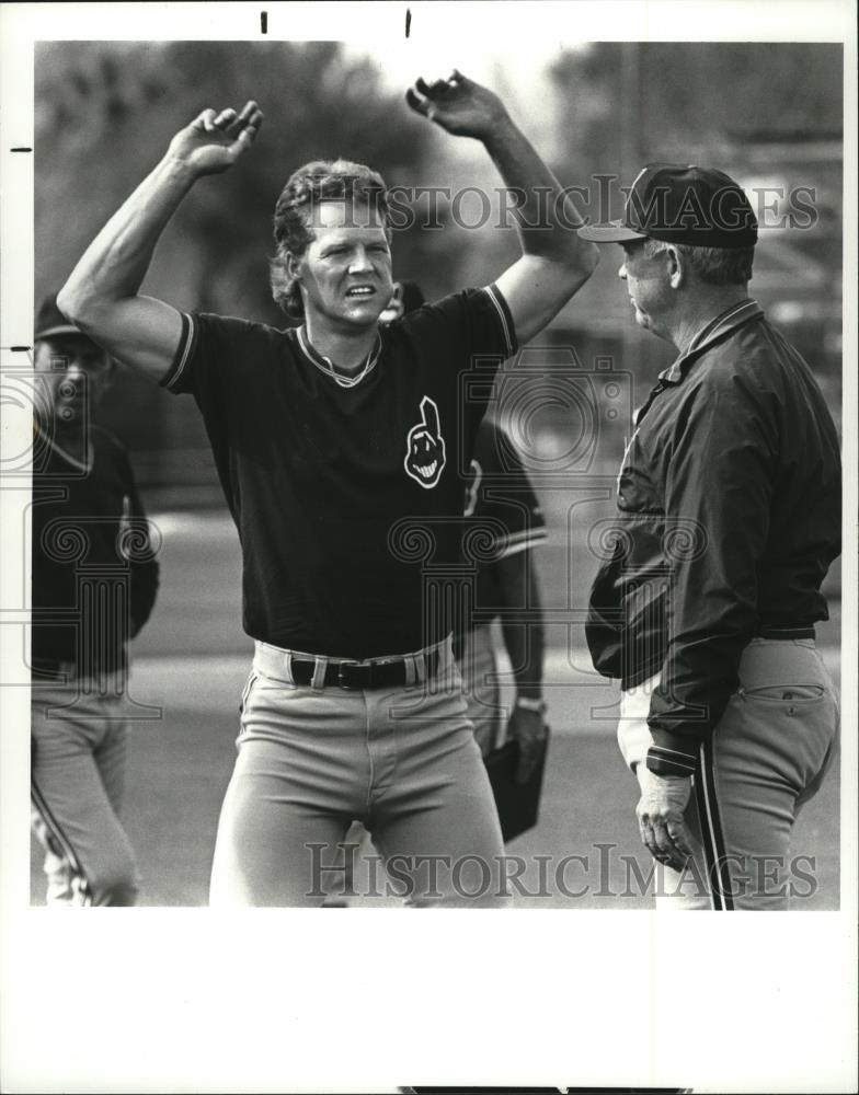 1988 Press Photo Manager Doc Edwards chats with Pat Tabler during warm ups - Historic Images