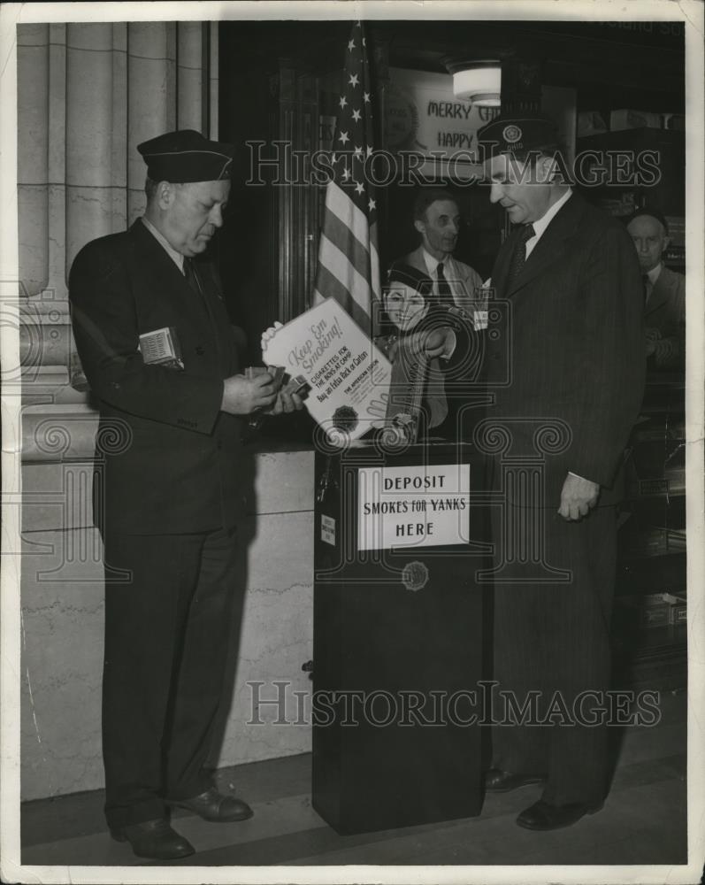1942 Press Photo Mayor Lausche and Judge Newcomb deposit cigarettes for the army - Historic Images