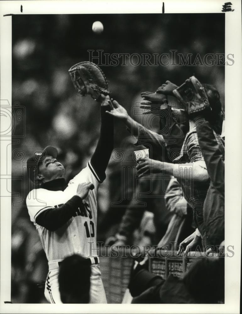 1987 Press Photo Pat Tabler leaps as he catches the ball - cvb77291 - Historic Images