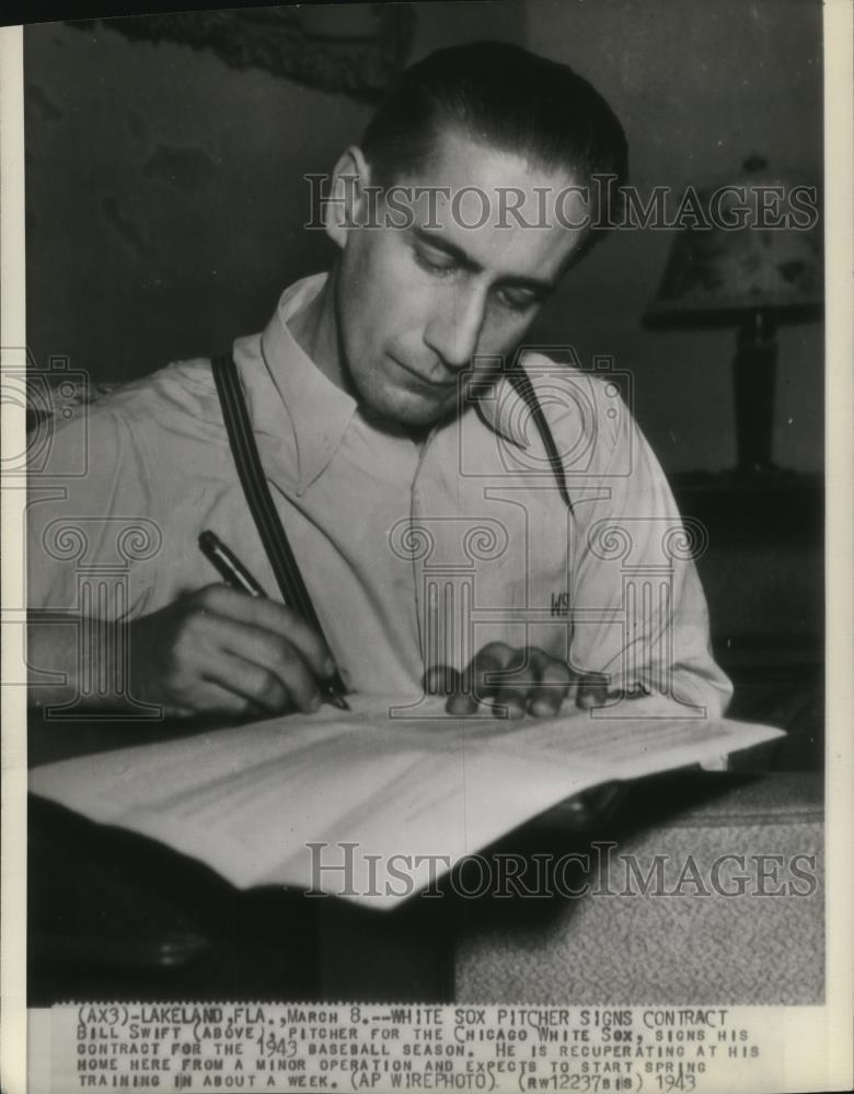 1943 Press Photo Bill Swift, Chicago White Sox pitcher, signs contract - Historic Images
