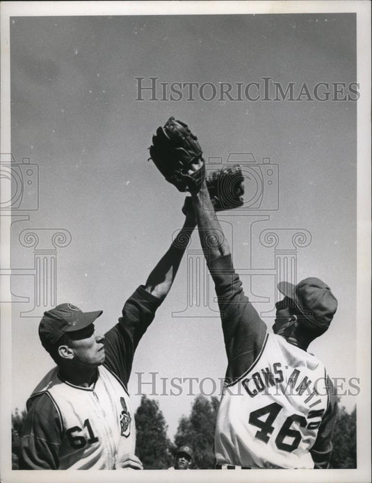 1968 Press Photo Cleveland Indians players Darrell Sutherland and Ron Constatino - Historic Images