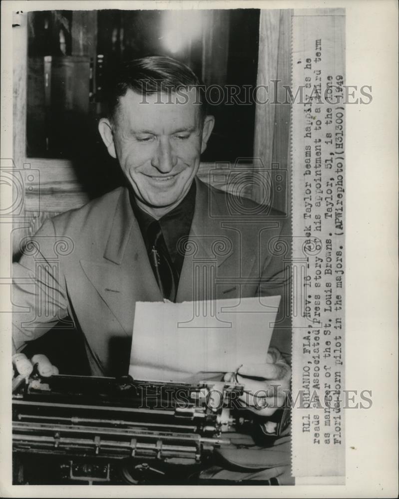 1949 Press Photo Zack Taylor beams happily as he reads an AP story - cvb77306 - Historic Images