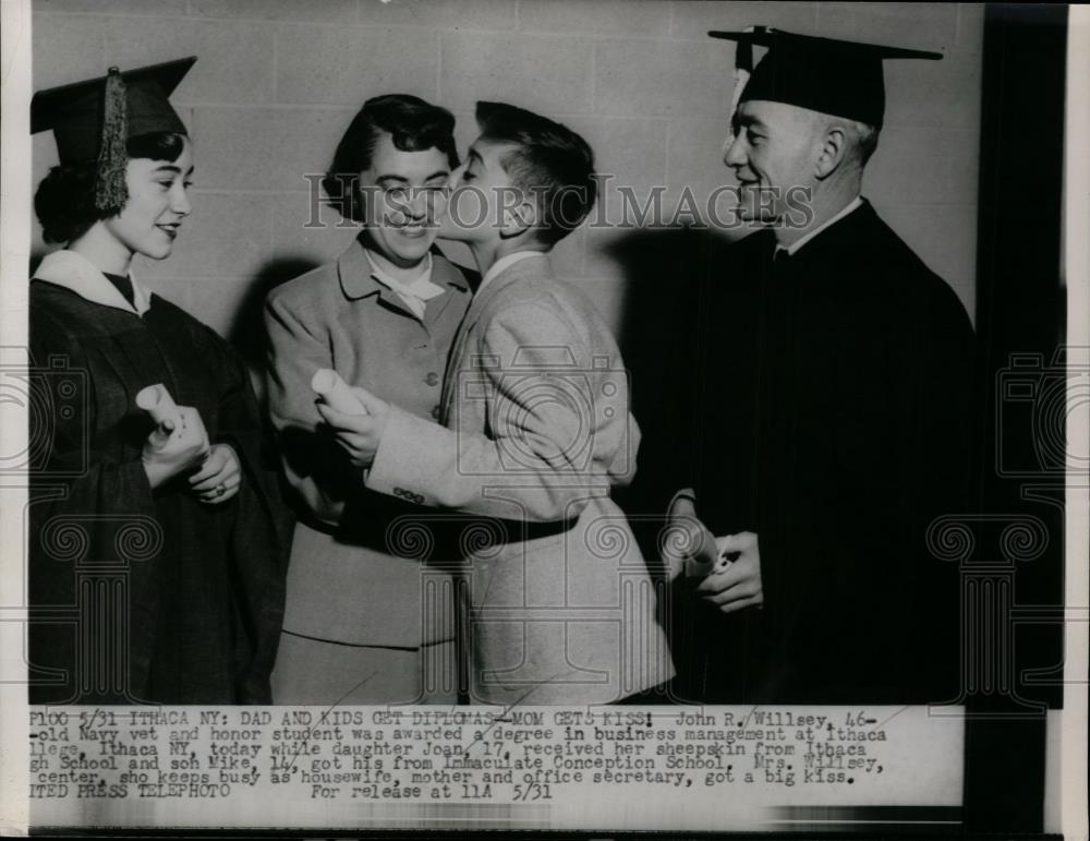 1942 Press Photo John Willsey awarded a degree in business management at Ithaca - Historic Images