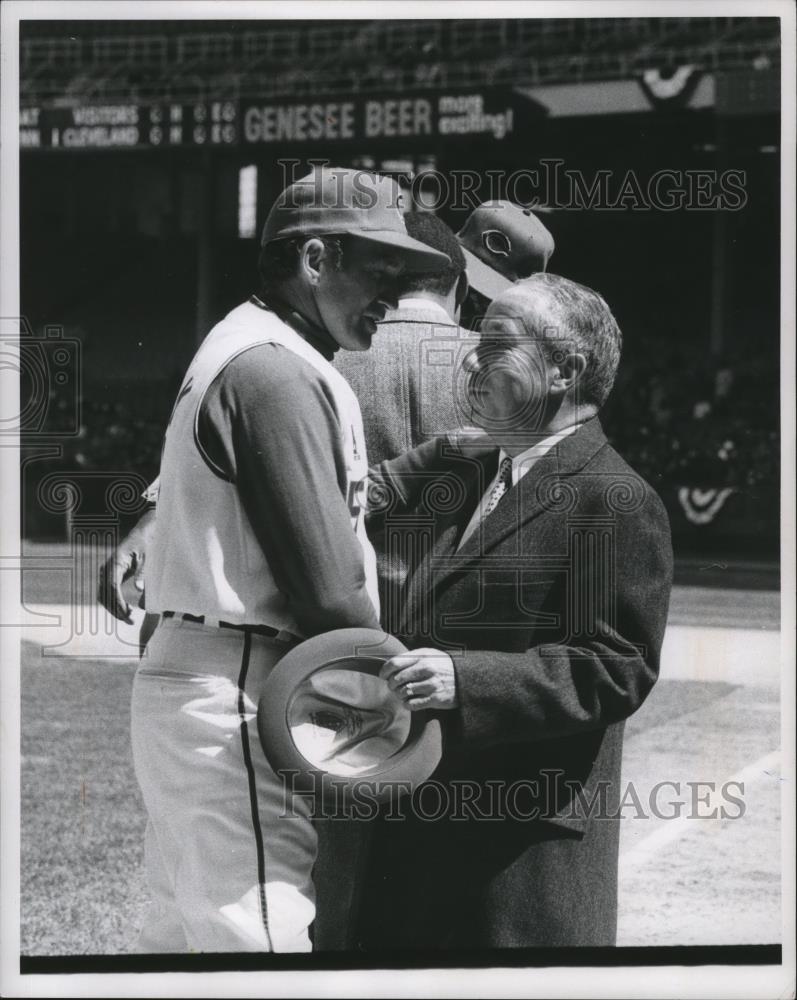 1969 Press Photo Alvin Dark &amp; Vernon R Stouffer at Cleveland Indians Opening Day - Historic Images