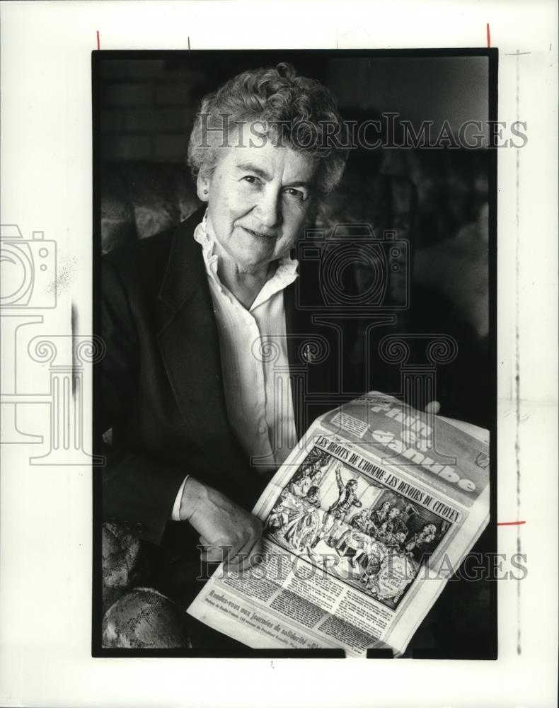 1989 Press Photo Madeleine Dautartas shows a newspaper for French Resistance - Historic Images