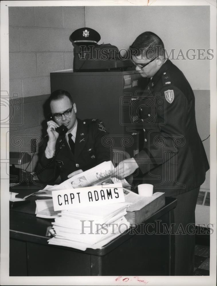 1964 Press Photo Capt Ray W Adams w/ 2/Lt Richard P Adams - cvb77386 - Historic Images