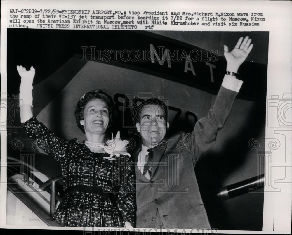 1959 Press Photo Pat and Richard Nixon Wave to Friendship Airport, MD Crowds - Historic Images