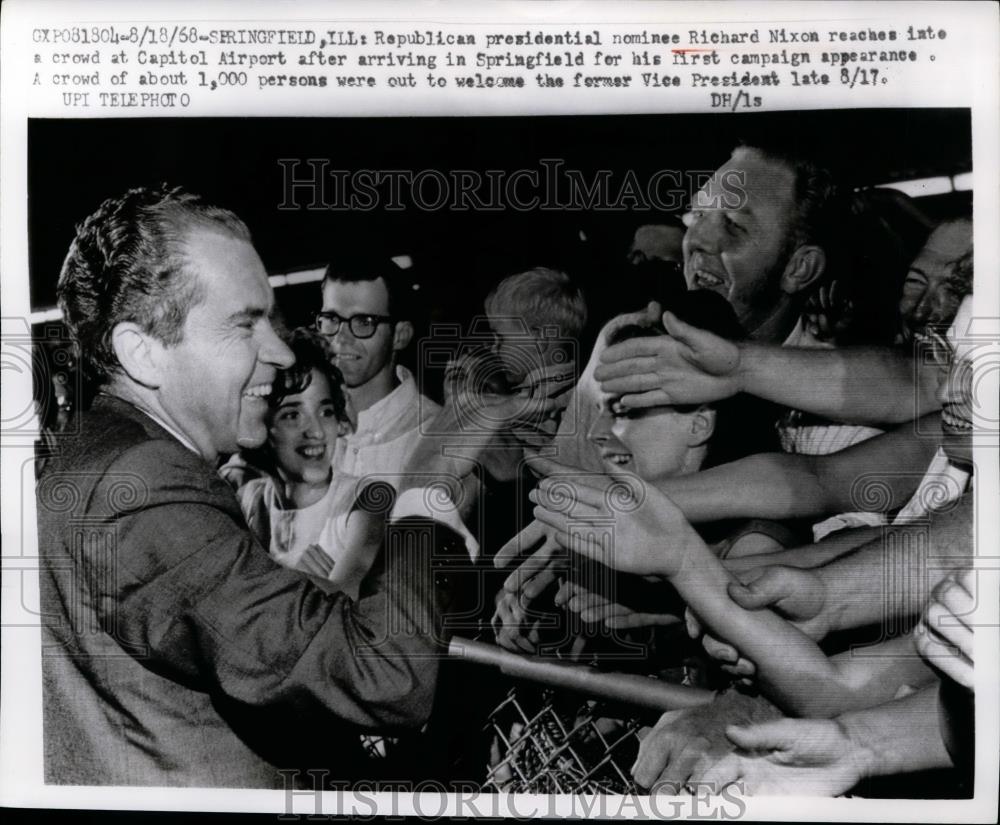 1968 Press Photo Richard Nixon reaches into a crowd at Capitol Airport - Historic Images