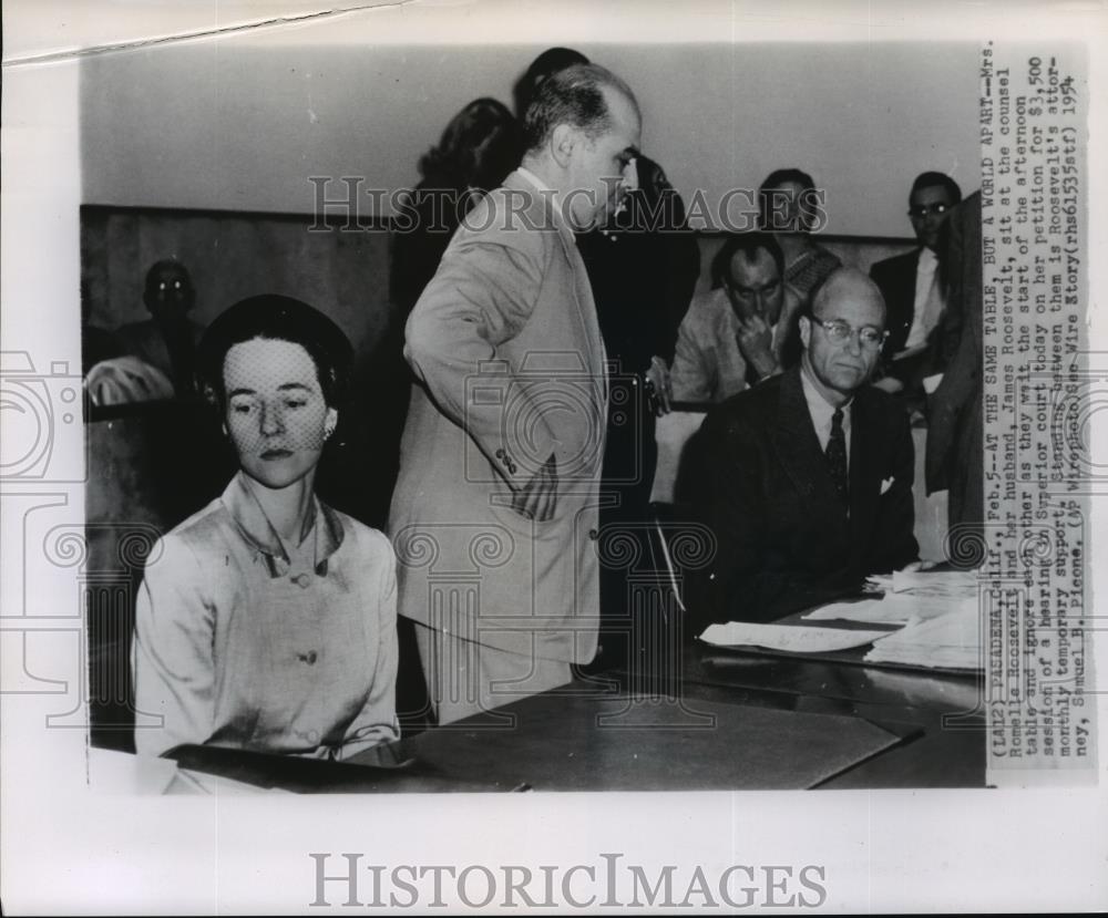 1954 Wire Photo Romelle Roosevelt &amp; husband James Roosevelt await court session - Historic Images