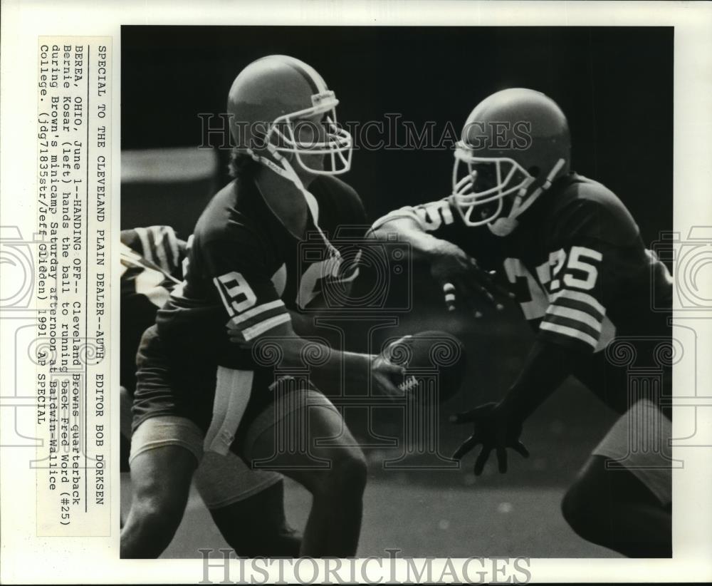 1991 Wire Photo Cleveland Browns QB Bernie Kosear hands ball to Fred Word - Historic Images