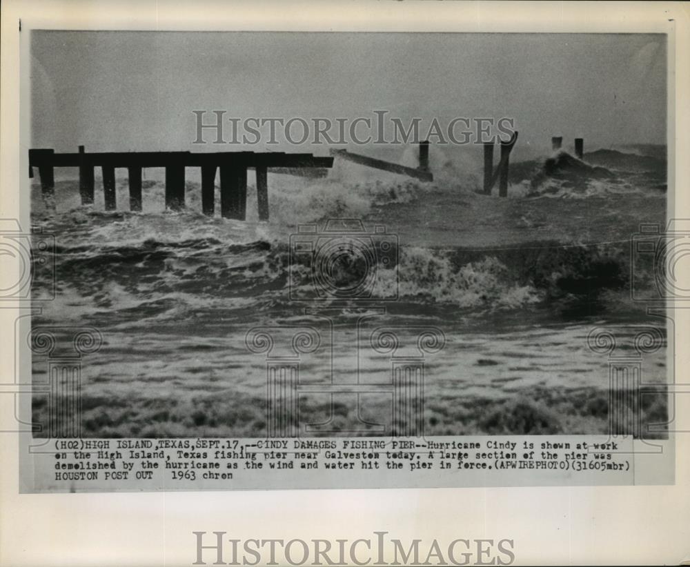 1963 Wire Photo Hurricane Cindy damaging fishing pier at High Island, Texas - Historic Images