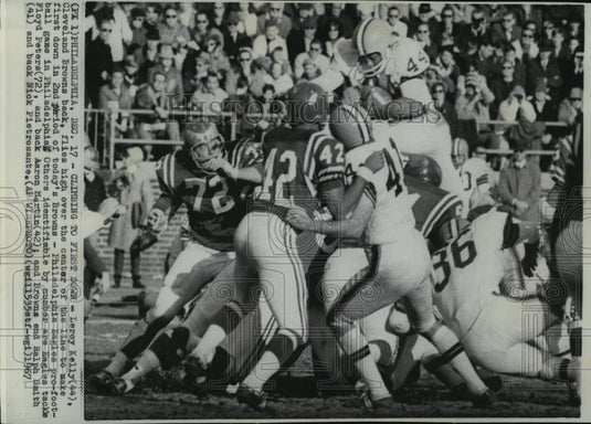 1967 Wire Photo Leroy Kelly of Browns Flies Over Center Line for First Down - Historic Images