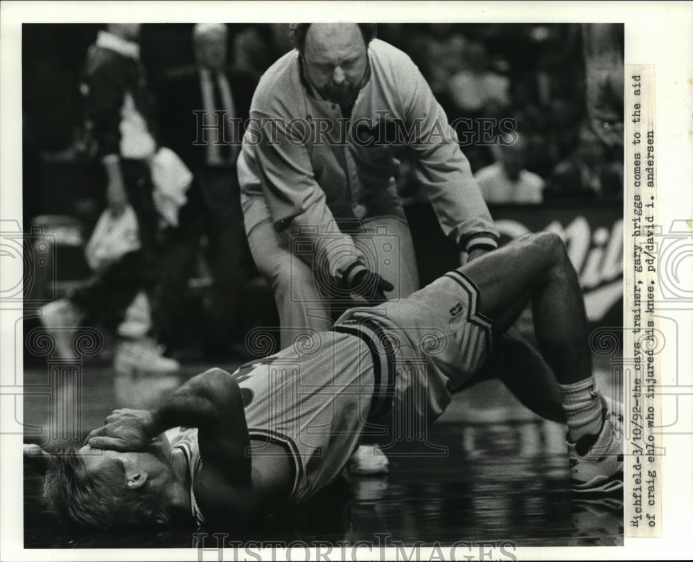 1992 Wire Photo Cavs trainer, Gary Briggs aids injured Craig Ehlo - cvw25949 - Historic Images