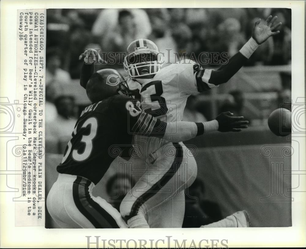 1986 Wire Photo Cleveland corner-back Mark Harper knocks down a Bear&#39;s pass - Historic Images