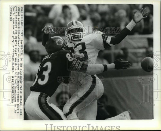1986 Wire Photo Cleveland corner-back Mark Harper knocks down a Bear's pass - Historic Images