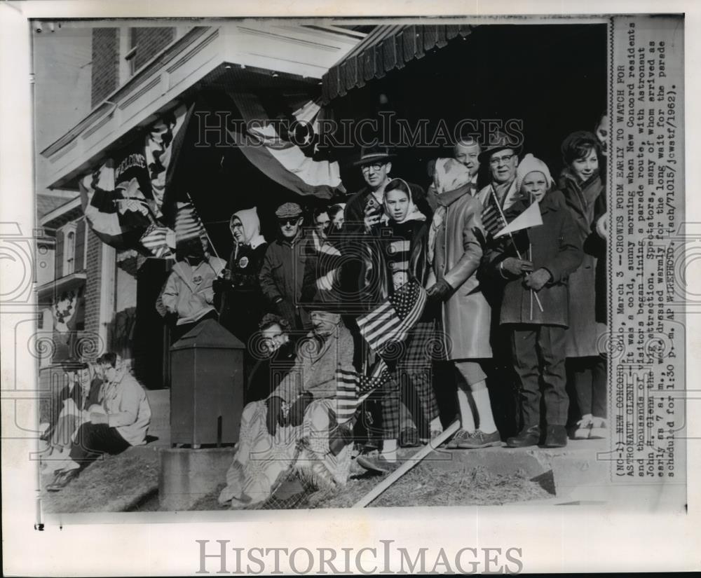 1962 Wire Photo New Concord residents line parade route of Astronaut John Glen - Historic Images