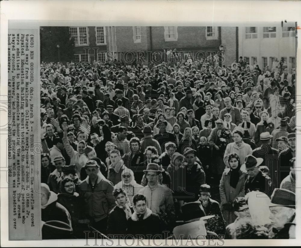 1962 Wire Photo Crowd from Muskingum College where Astronaut Glen was honored - Historic Images