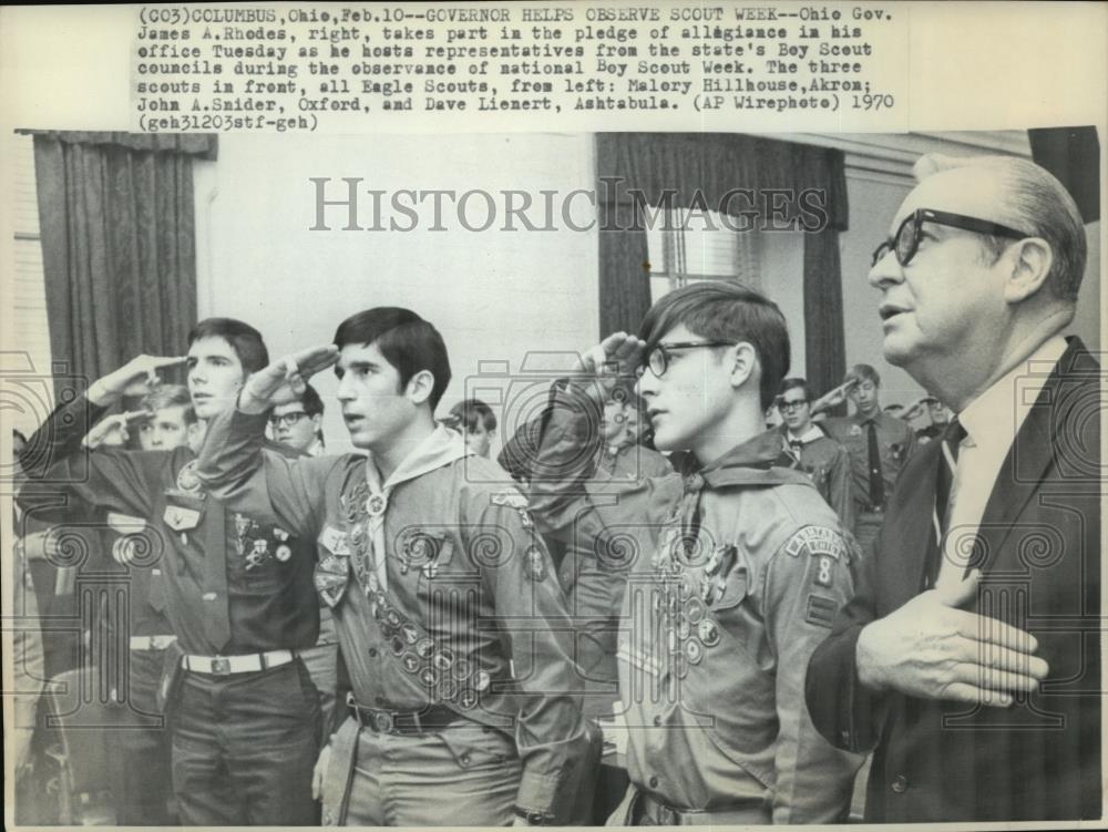 1970 Wire Photo Gov James Rhodes took part in allegiance pledge with Boy Scouts - Historic Images