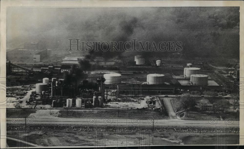 1962 Wire Photo Smoke rolls up from Union Carbide Plastic Div after explosion - Historic Images