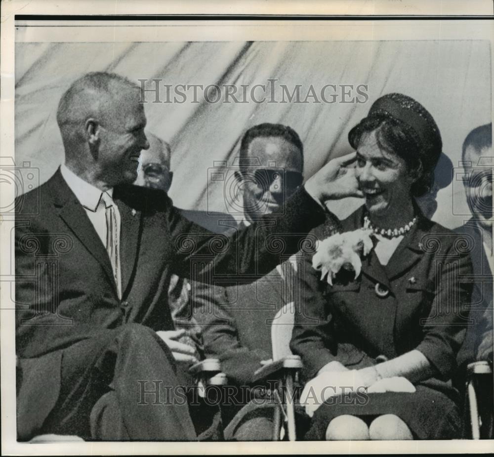 1962 Wire Photo John Glenn Jr. gestures to Annie during ceremonies in Florida - Historic Images