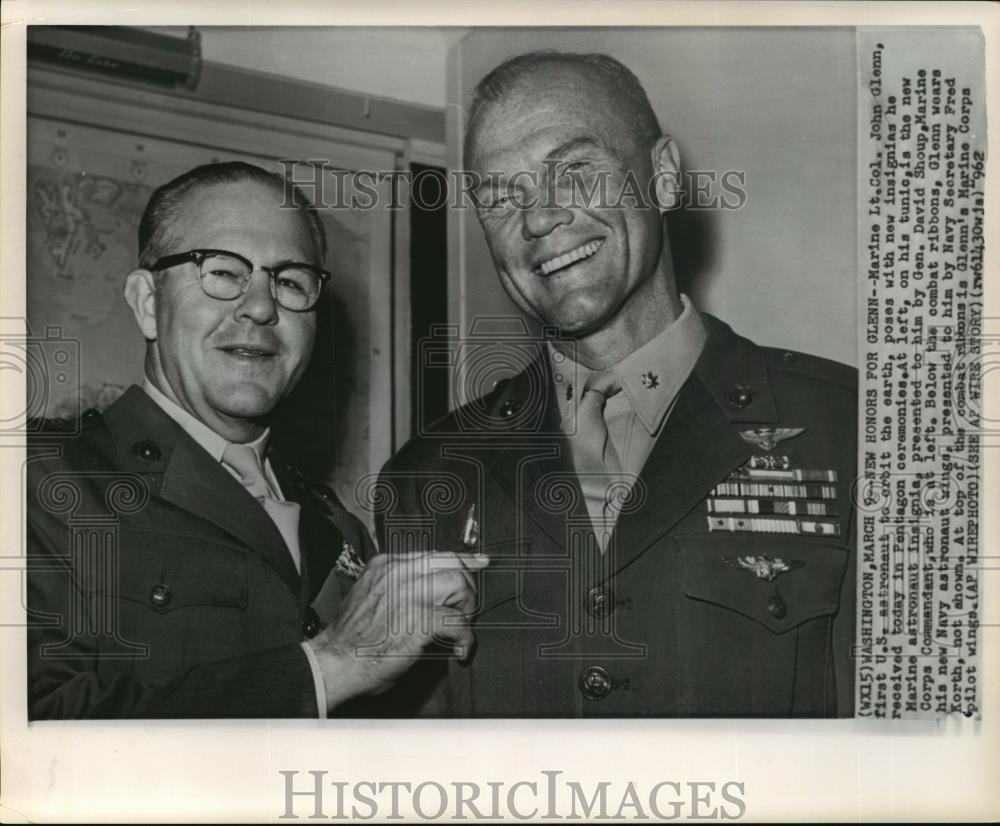 1962 Wire Photo Marine Lt. Col. John Glenn Jr. poses with his new insignia - Historic Images