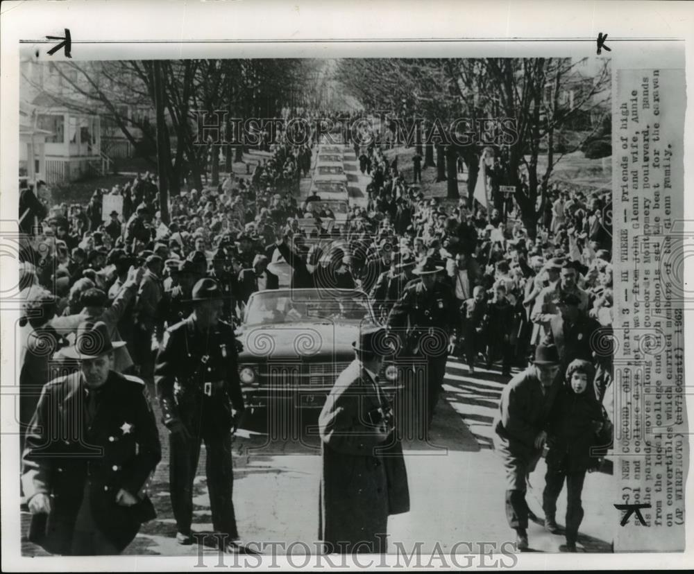 1962 Wire Photo Mr. and Mrs. John Glenn Jr. wave during a Homecoming parade - Historic Images