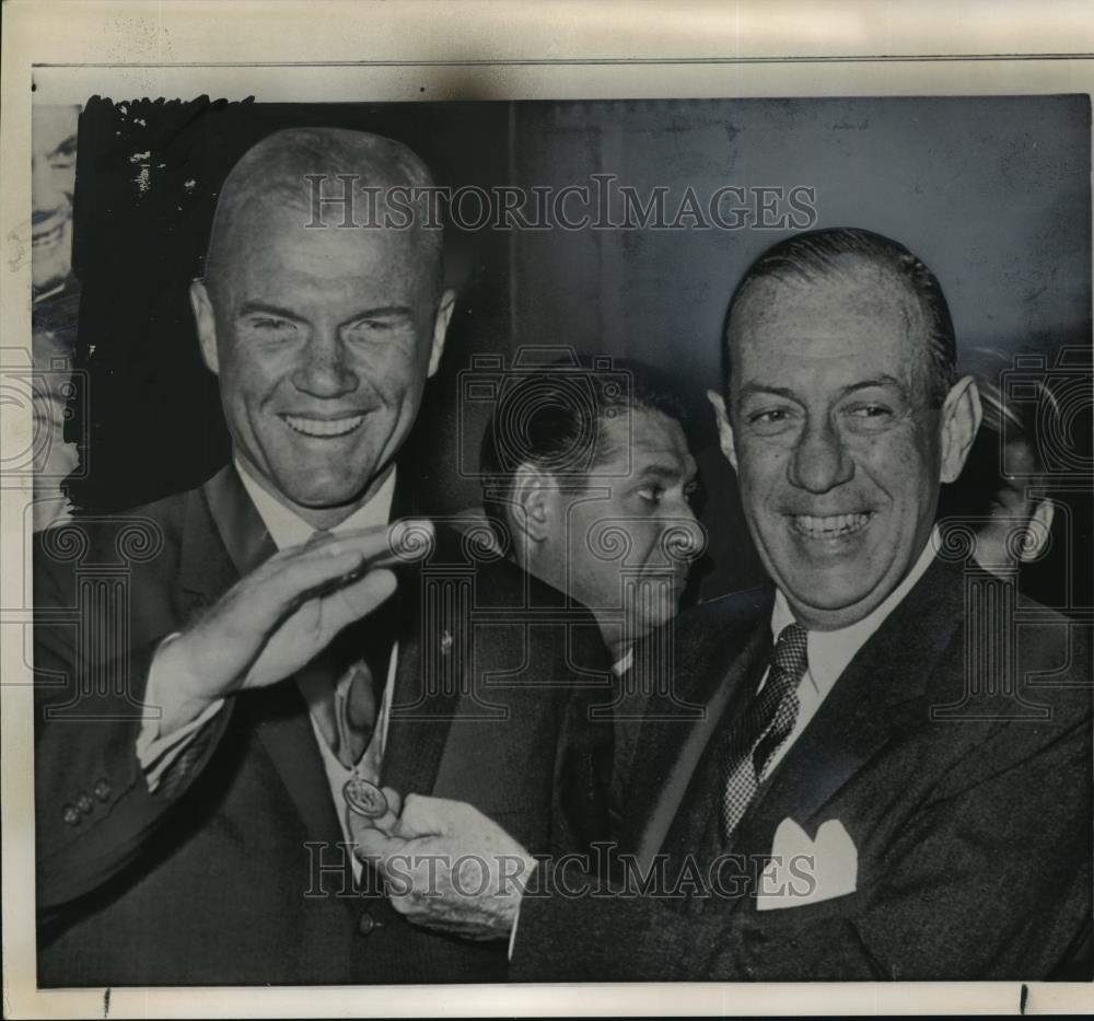 1962 Wire Photo Mayor Wagner shows Medal of Honor of Lt. Col. John H. Glenn Jr. - Historic Images