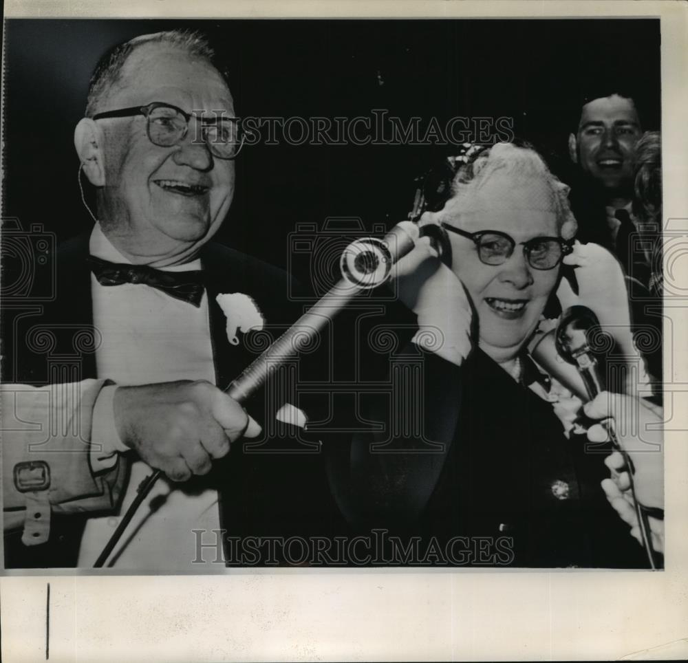 1962 Wire Photo Astronaut John Glenn&#39;s Parents Talk with Grandchildren - Historic Images