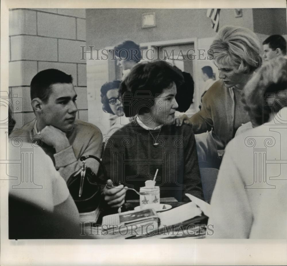 1962 Wire Photo Carolyn Glenn, daughter of Astronaut John Glenn Jr in Arlington - Historic Images