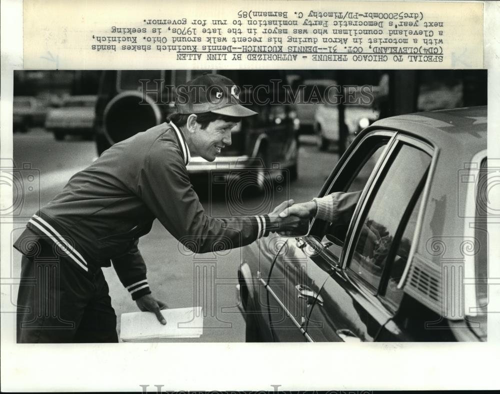 1985 Wire Photo Dennis Kucinich shaking hands with a motorist in Akron - Historic Images