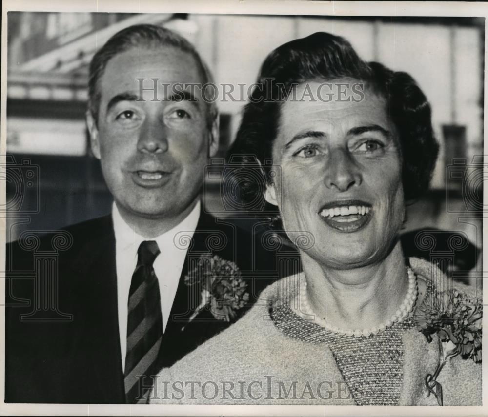 1964 Wire Photo Gov. Scranton and his wife arrive for the Governors Conference - Historic Images