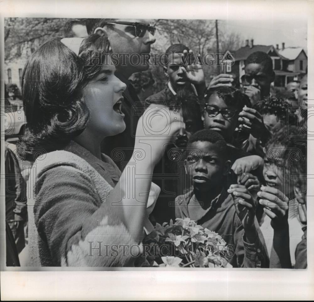 1965 Wire Photo Luci Baines Johnson at Norfolk Elem. School Azalea Festival - Historic Images