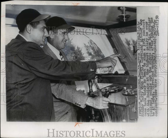 1950 Wire Photo Cleveland pitcher Early Wynn signed contract with the Indians - Historic Images
