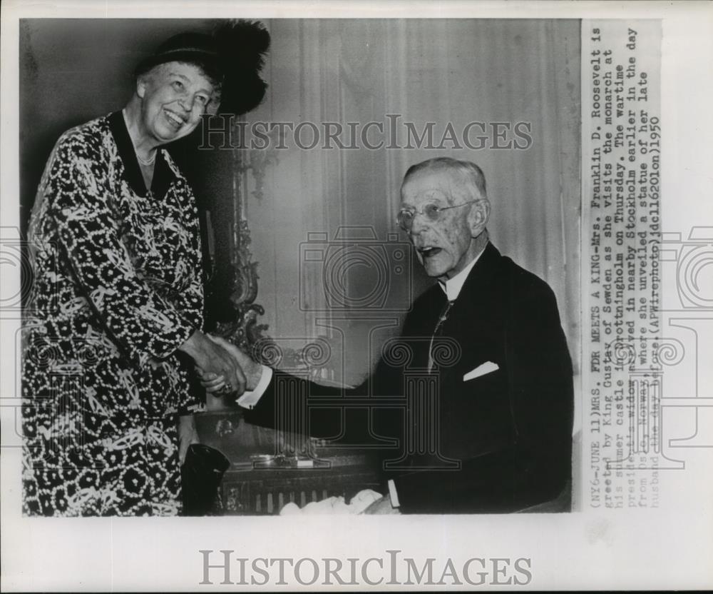 1950 Wire Photo Mrs. Franklin D Roosevelt is greeted by King Gustav of Sweden - Historic Images