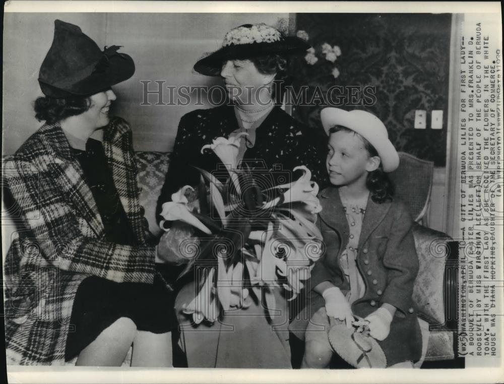 1939 Wire Photo Mrs Franklin D Roosevelt was given flowers by Virginia Lee - Historic Images