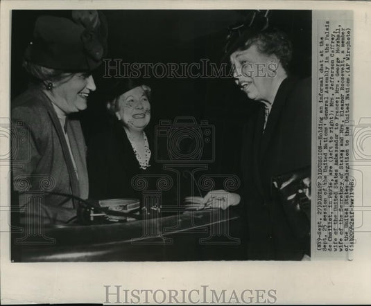 1946 Wire Photo Mrs Eleanor Roosevelt chats with wives of US officials at UN - Historic Images