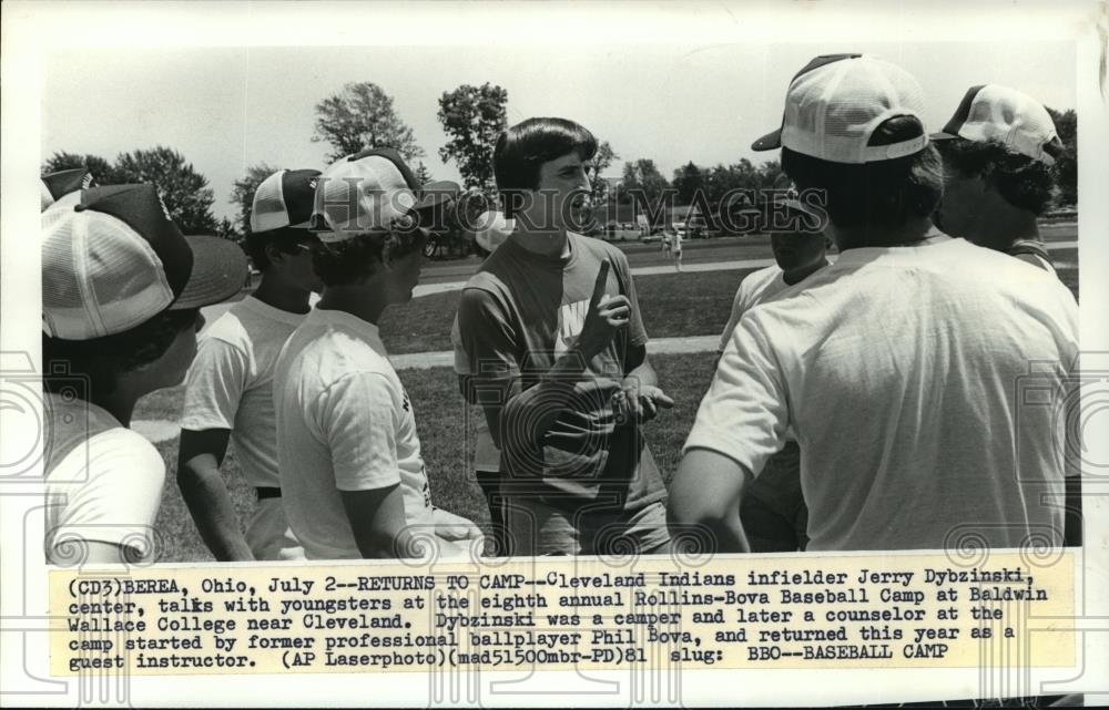 1981 Wire Photo Cleveland Indians infielder Jerry Dybzinski talks with campers - Historic Images