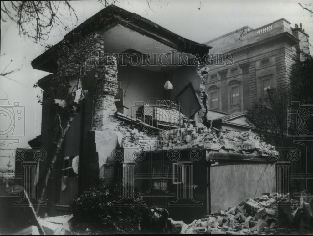 1941 Wire Photo Damage bedroom caused by a bomb in a lodge of Buckingham Palace - Historic Images